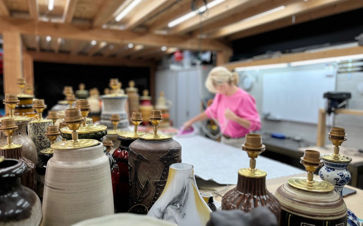 Qoozy Decoration heeft een eigen atelier en werkplaats voor de handgemaakte lampenkappen en tafellampen.
