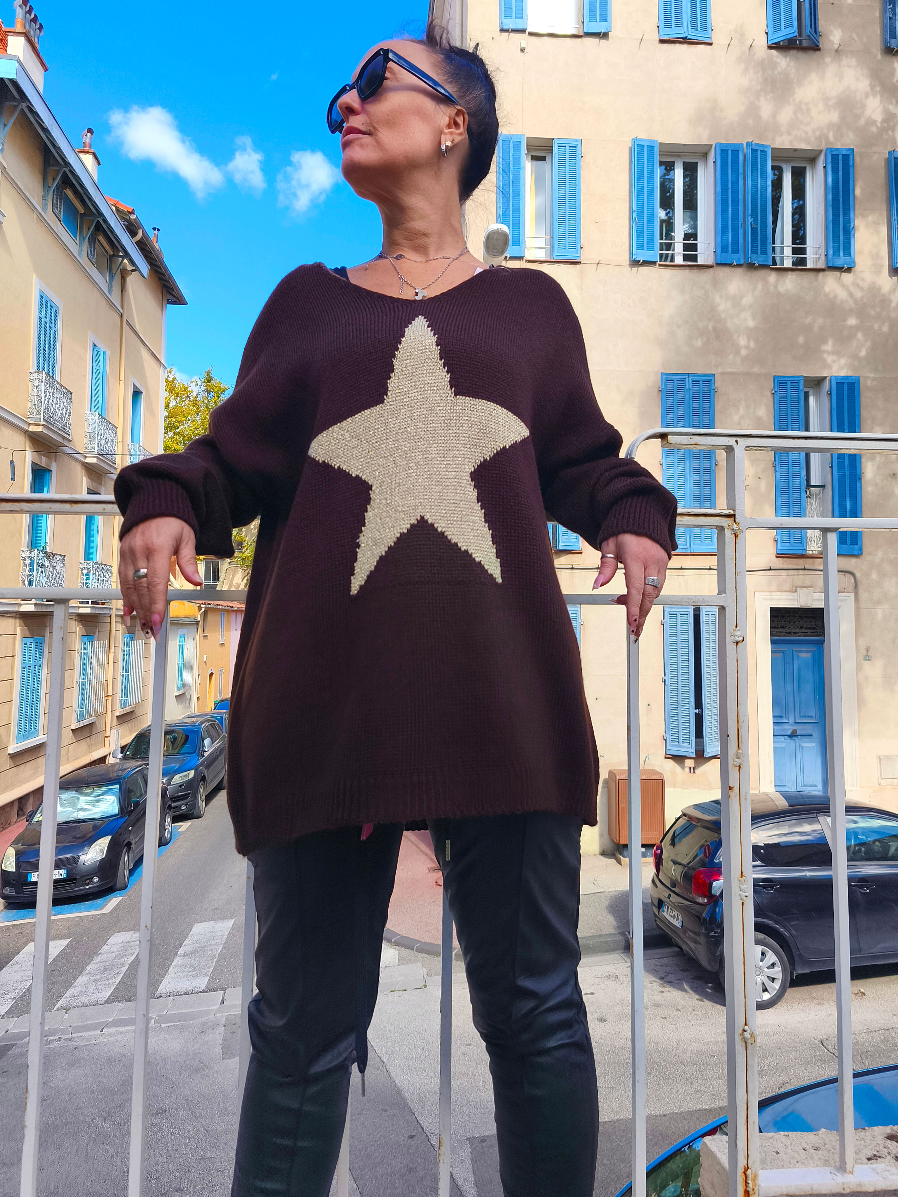 Pull marron étoile dorée.