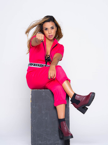 CANTORA CLARA FOTO DIVULGAÇÃO MÚSICA COM CONSCIÊNCIA MEIJOR MACACÃO ROSA 2.jpg.jpg