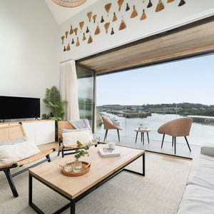 17 Cannery Row, living room river view East, Hayle, Cornwall, waterfront holiday home