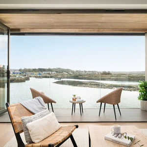 17 Cannery Row, living room river view, Hayle, Cornwall, waterfront holiday home