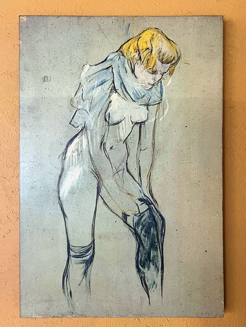 Mujer poniéndose la media