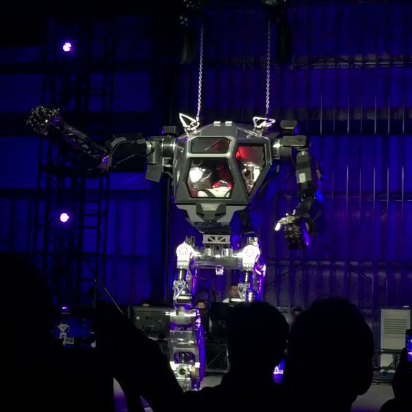 Watch Jeff Bezos Pilot a Giant Mech in Real Life
Amazon's founder got to live our giant mech dre