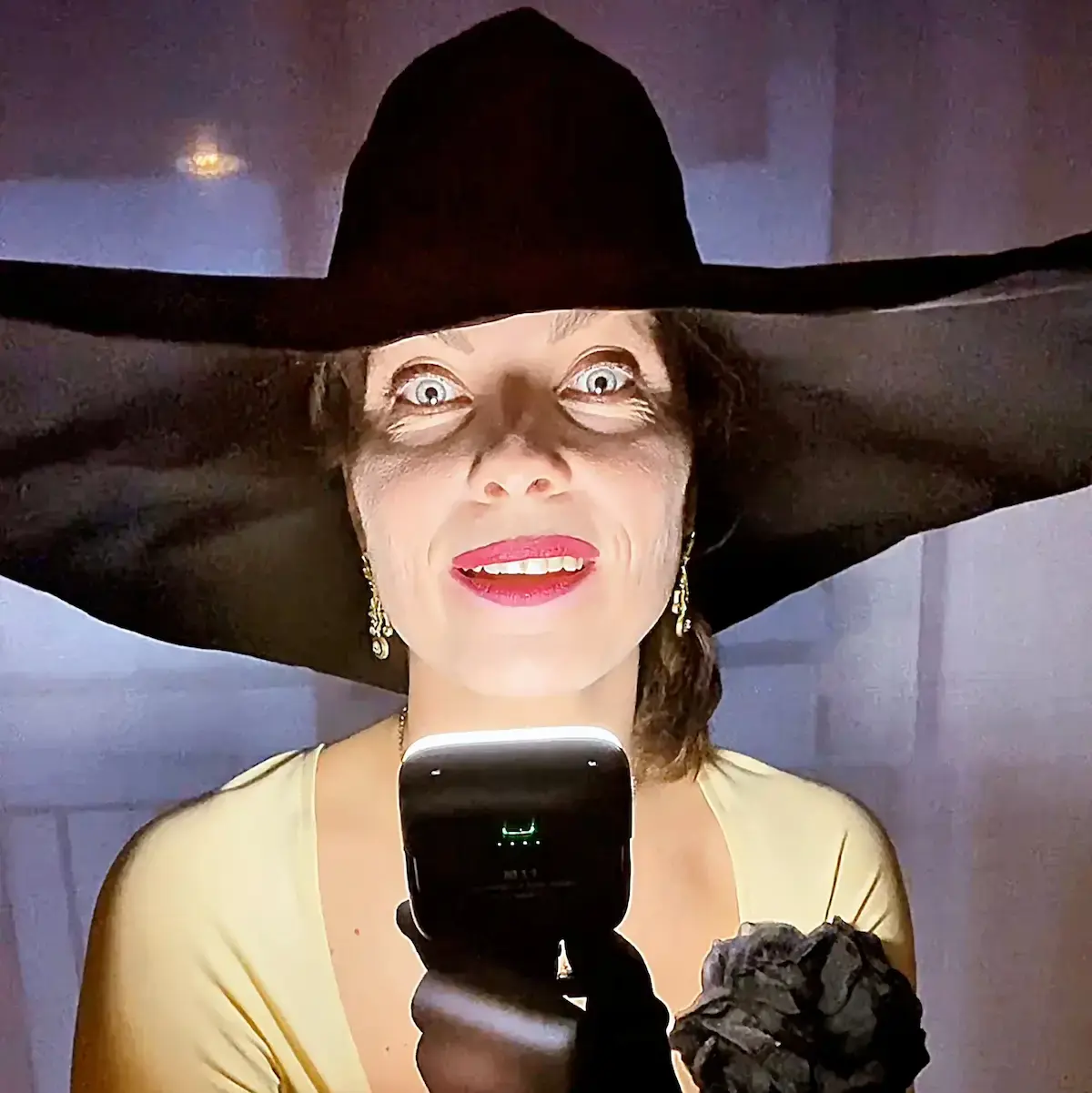 One-on-one 15min video call with Lady Dimitrescu