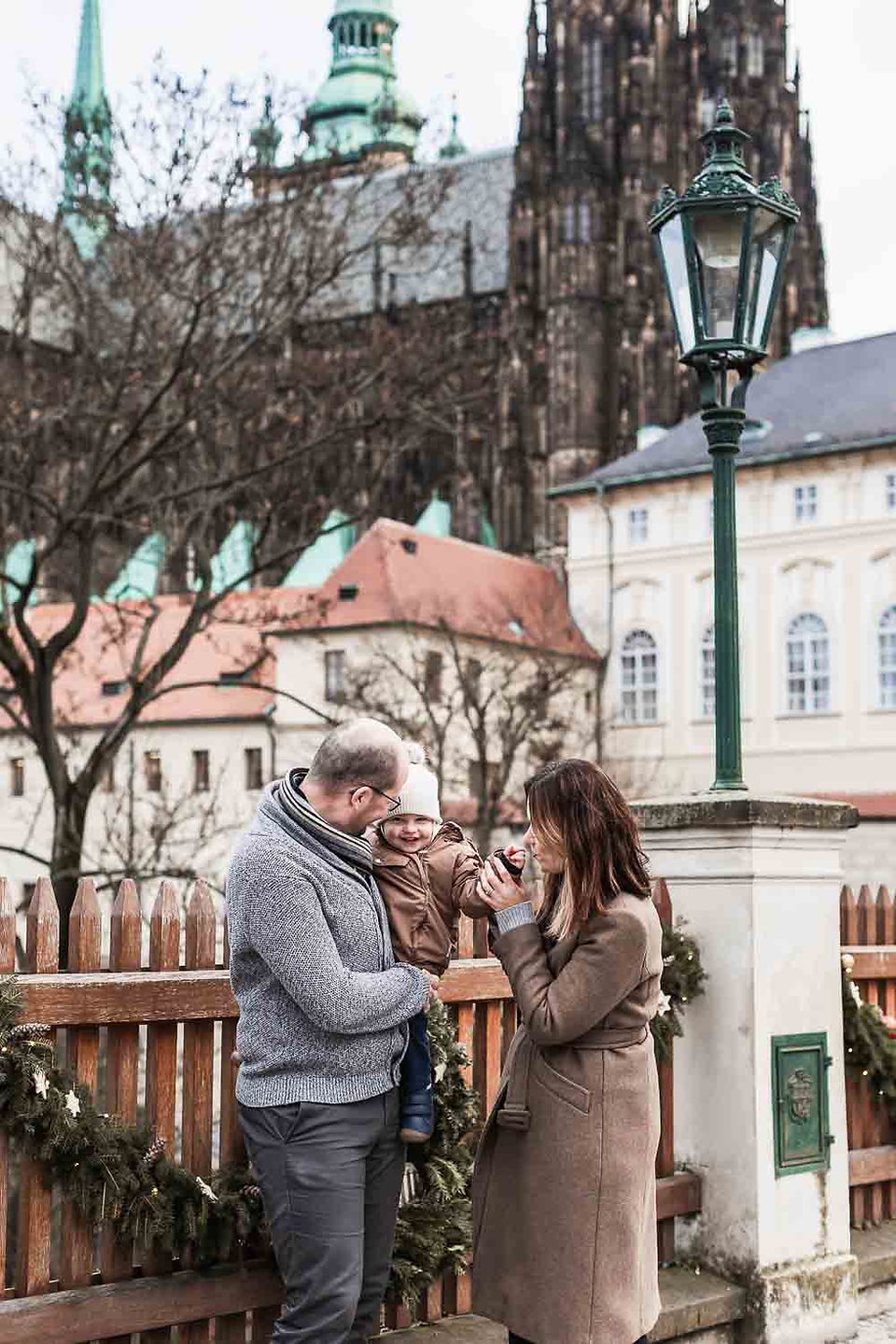 rodinné focení v Praze_vánoční focení v Praze_vánoční focení na Pražském hradě_vánoční focení ve městě_rodinné focení ve městě_profesionální rodinný fotograf Praha 1_profesionální fotograf Praha 5_profesionální fotograf Praha 6