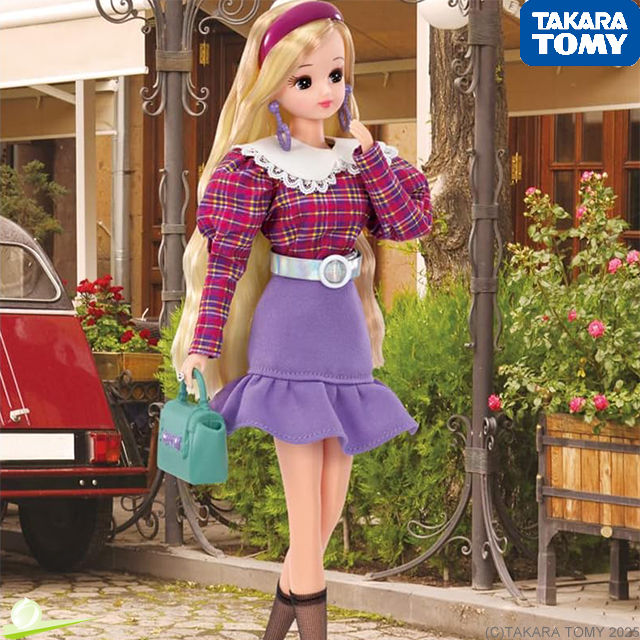 Miniatura: Slightly angled view of Licca #Lady Retro Doll walking with a handbag in one hand, set against retro European street diorama.