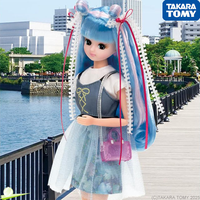 Miniatura: Angled knee-up view of Licca on a bridge, wearing an ocean-inspired outfit with a shoulder bag and blue hair, posing outdoors