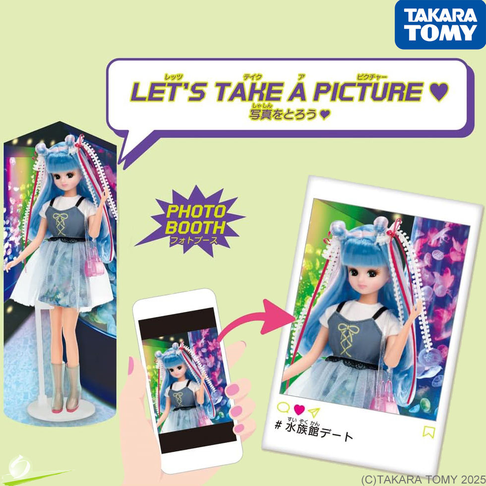 Thumbnail: Full front-body view of Licca doll wearing a mini shoulder bag, posed before jellyfish aquarium backdrop with picture bubble.
