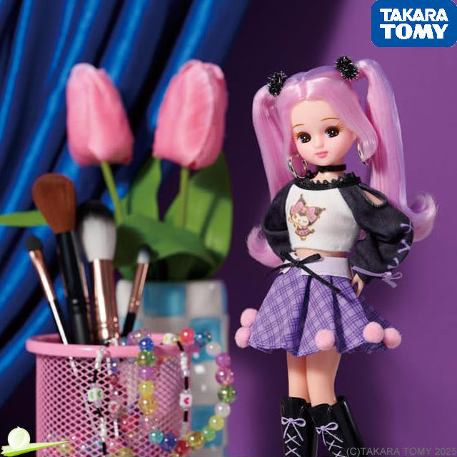 Miniatura: Knee-up view of Takara Tomy Licca-chan LD-11 Cool Kuromi Licca Doll posed before a stylish purple vanity-themed diorama BG.