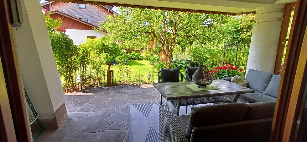 Blick aus Schlafzimmer2 auf die Terrasse und Garten
