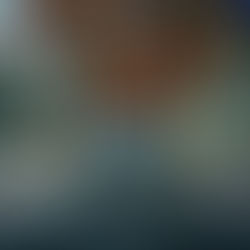 एउटा शान्त ठाउँमा बसेर गहिरो सोचमा डुबेको पुरुष, जसले विश्वासघातपछिको मानसिक आघातलाई संकेत गर्छ।