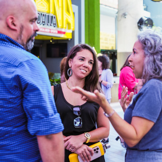 Yisele Dipiní conversa con asistentes al lanzamiento de Emprende Notas.
