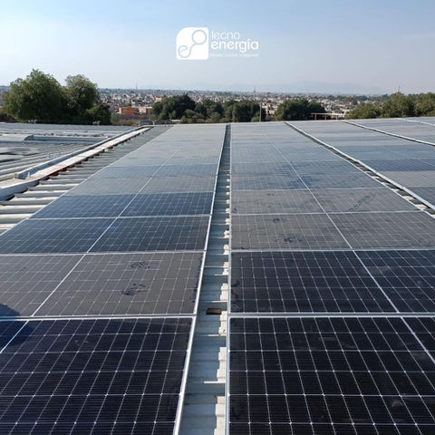 paneles solares en el techo de una industria