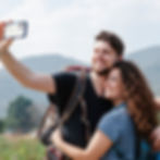 couple taking a selfie with Holafly eSIM
