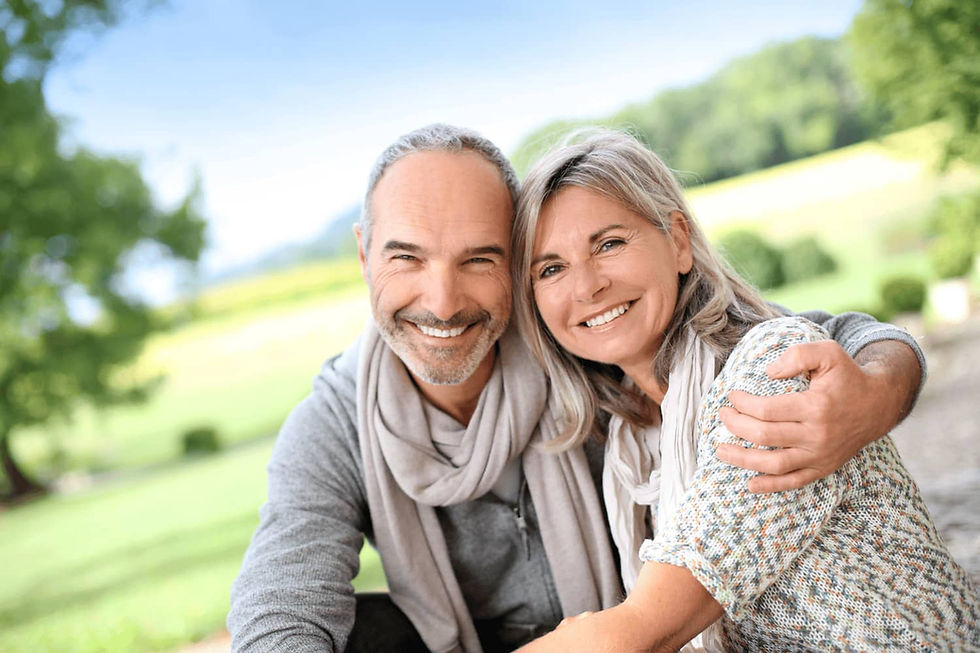 sorriso com próteses dentárias móveis e pontes móveis odontológicas