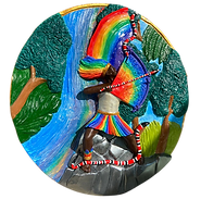 Imagem de uma mandala de gesso do orixá Oxumaré, um homem com saia arco íris, com uma cachoeira ao fundo repleto de arco íris e uma cobra coral em seus pés