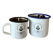 Duas canecas de café de cor branca, com adesivo na frente escrito "Priscila Nagatomo", as canecas são recipientes de vela com aroma de café