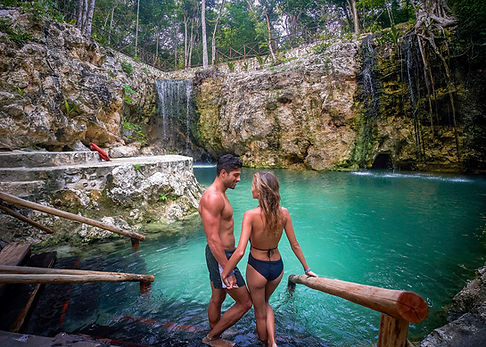 Couple-in-cenote.jpg