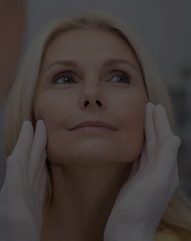 doctor-revisando-mujer-sonriente-cerca_e