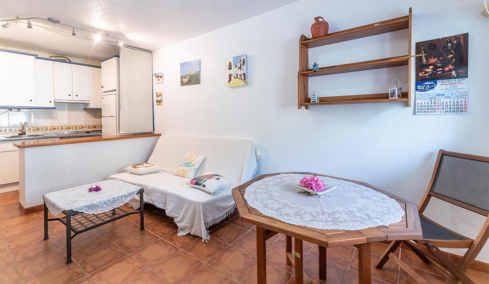 Desde el salón, podrás disfrutar de vistas al hermoso jardín que rodea el apartamento.