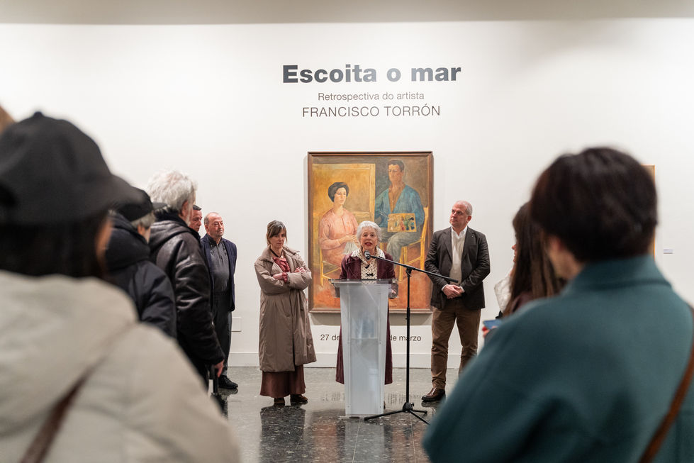 Exposición "Escoita o mar. Retrospectiva do artista Francisco Torrón".