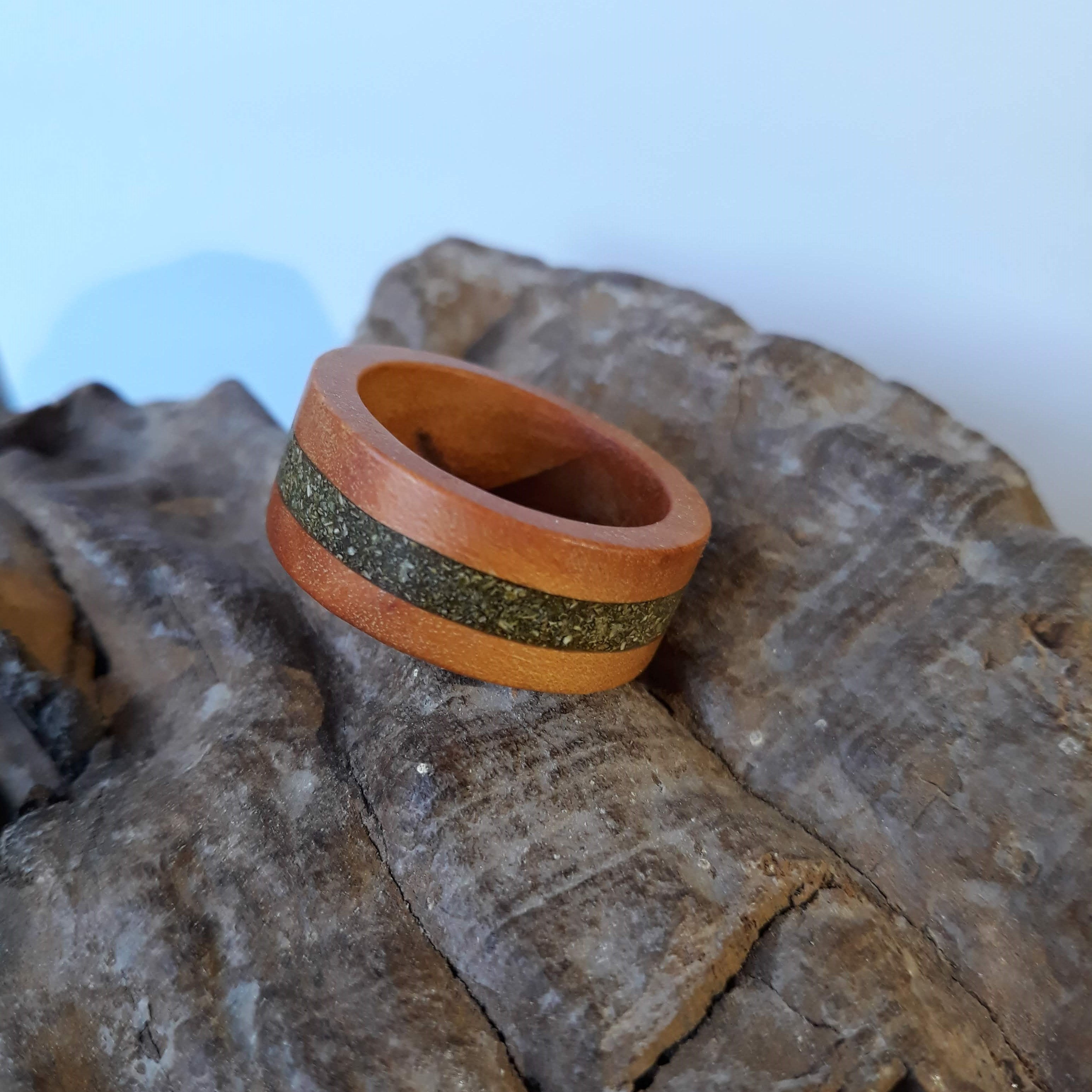 anel de madeira de reaproveitamento e tempero (folha de louro) ou pedra natural - atelie daniela magen