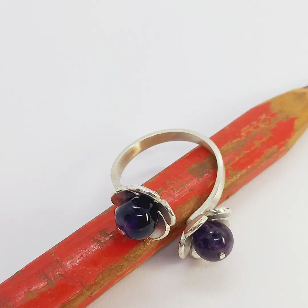 Anel flor de ametista (pedra natural) em prata ou ouro - atelie daniela magen