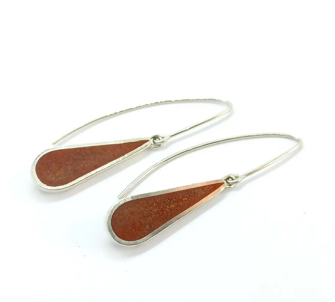 Brinco gota em prata preenchido com tempero (urucum)  - atelie daniela magen