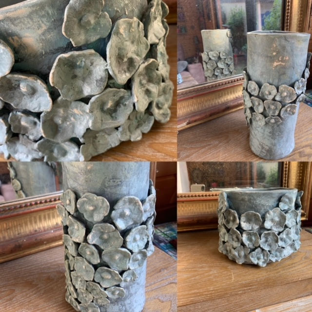 Thumbnail: pot colonne: fleurs en relief, tons gris/bleu