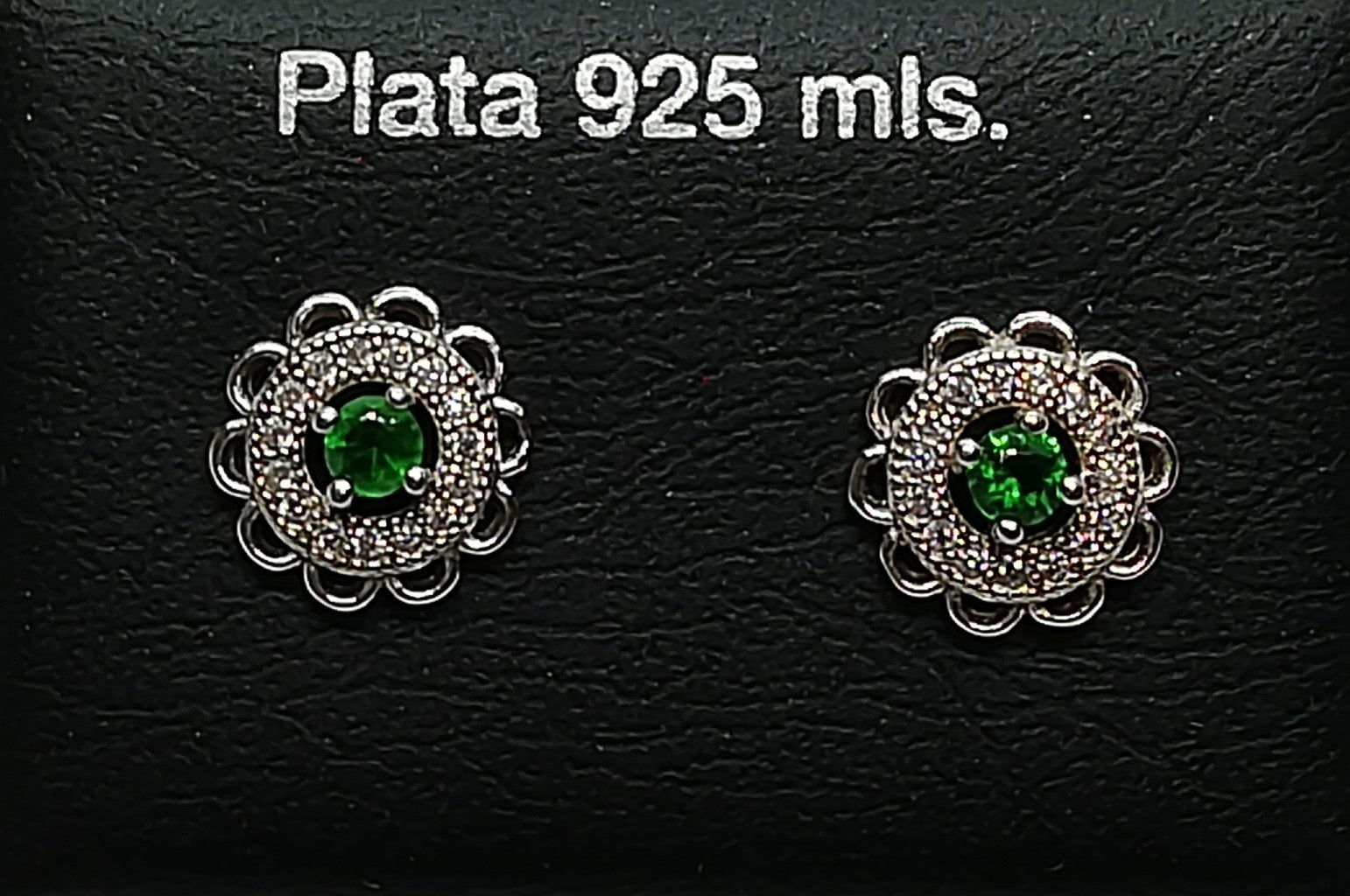 Par de pendientes cortos en Plata de 1ª ley con circonitas