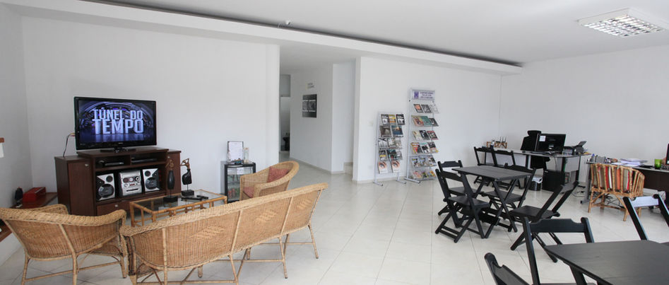 Sala de aula com ar condicionado TV 50 polegadas e computador