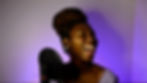 Mulher negra com tranças sorrindo demonstrando muita felicidade ao fazer sua aula de canto na melhor a maior escola de música de Duque de Caxias, a TOCA+ Escola de Música.png