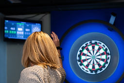 Dart på självräknande tavla hos Sumpan Bowling i Sundbyberg