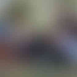 Gleitschirm Piloten sitzen im Schatten eines Baumes und diskutieren die Flugrute