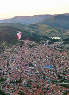 Gleitschirmflieger über dem Dorf Krushevo