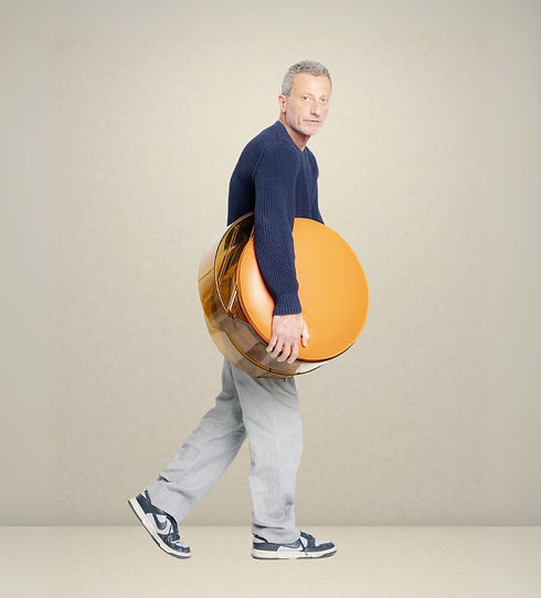 pier paolo con sedia.jpg
