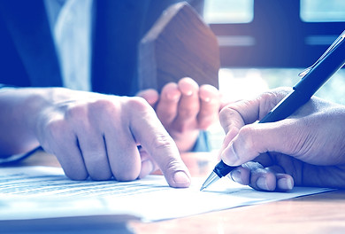 שני אנשים חותמים על מסמך