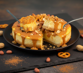 tarta de queso horneada con salsa de cacahuete y pretzel