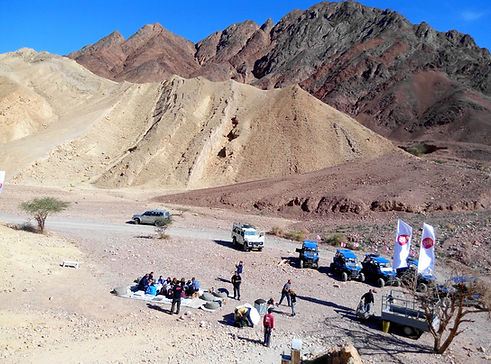 קבוצה במהלך טיול ג'יפים באילת