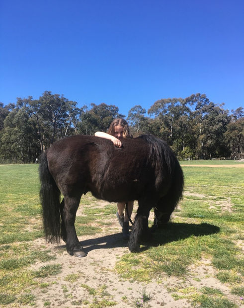 HOLLY LEANING FORWARDS ON HULLA_edited.jpg