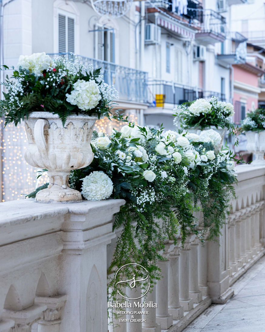 Fiori bianchi nuziali e decorazioni ottanio per l'esterno della chiesa di Letojanni