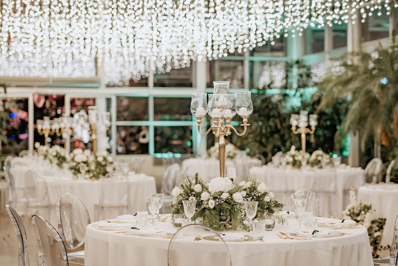 Elegante tavolo del ristorante decorato con centrotavola floreale e candelabro dorato