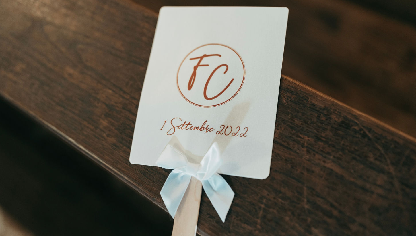 Ventaglio personalizzato con le iniziali degli sposi e fiocchetto bianco, da distribuire in chiesa agli invitati
