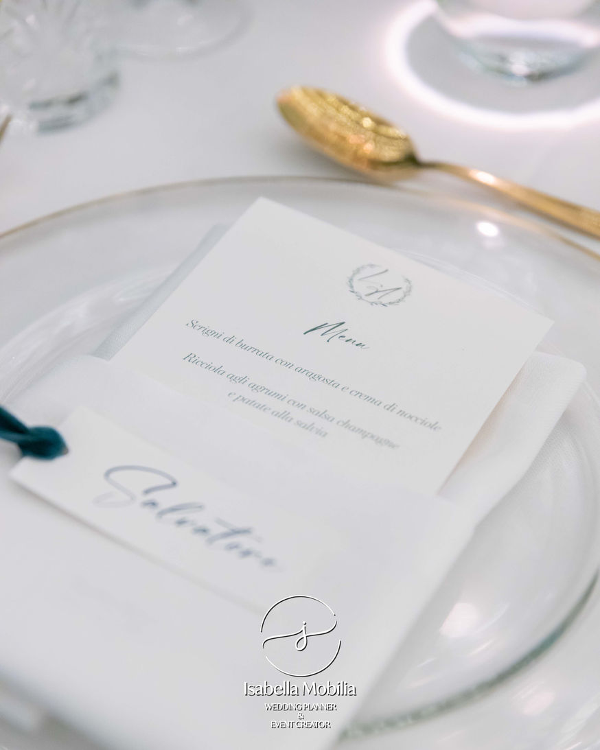 Menù del matrimonio con dettagli di cartoleria color verde ottanio e posate dorate