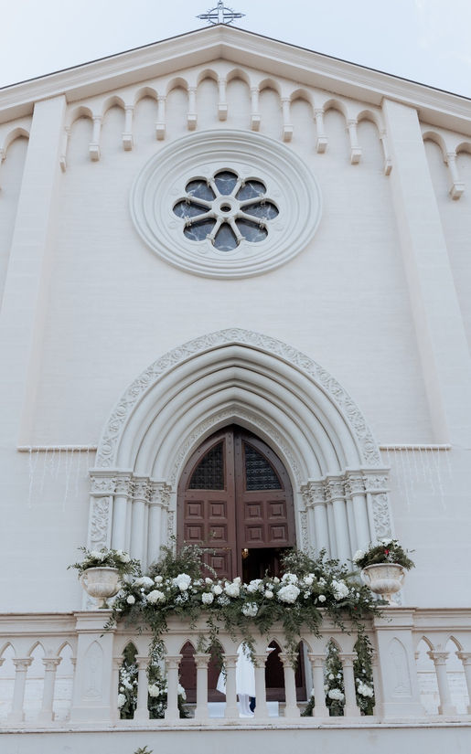 Raffinata decorazione floreale nuziale sul balcone esterno della chiesa di Letojanni