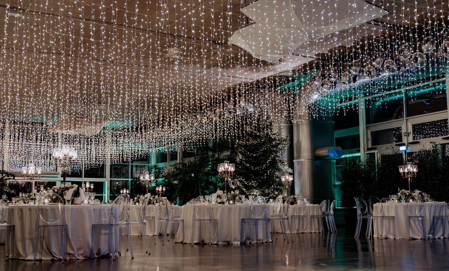 Sala del ristorante elegantemente addobbata per un matrimonio