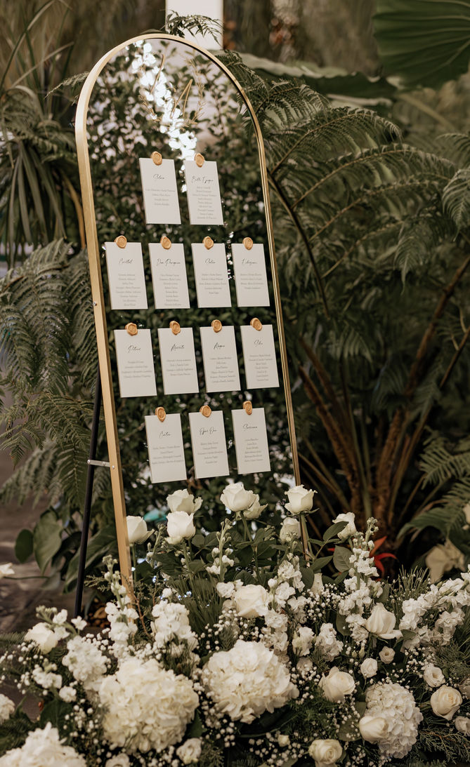 Raffinato tableu de mariage con addobbo floreale bianco alla base