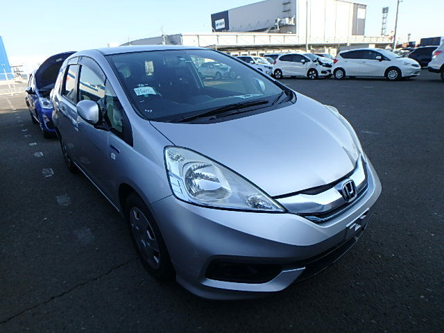Thumbnail: Honda Fit Shuttle Hybrid C Year - 2013 /9 Cc - 1300 Color - Silver
