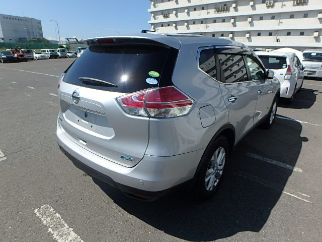 サムネイル： 日産エクストレイル