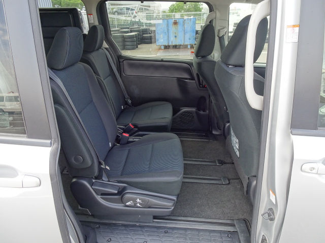 サムネイル： TOYOTA NOAH HYBRID